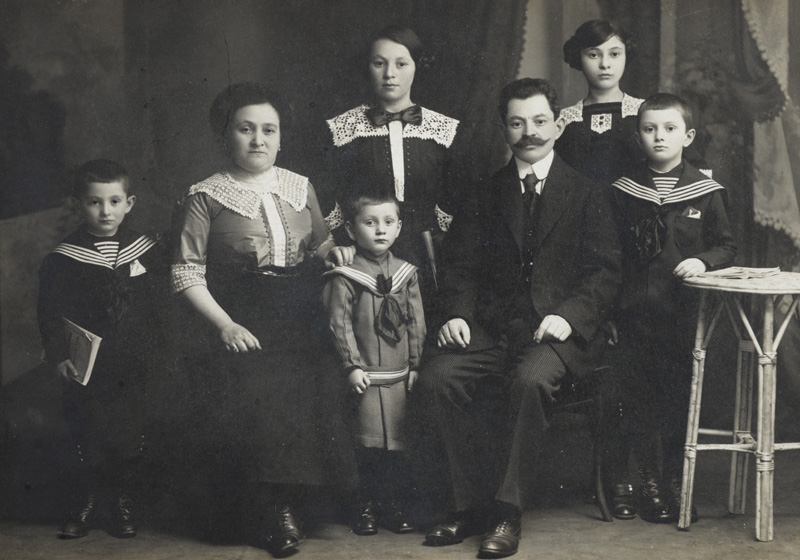 The Fischhab family. Krakow, 1913
Front, from right: Zygmunt, his father Aleksander, his brother Salek, his mother Regina and his brother Iziu