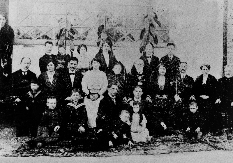 Sonya (née Arononv) et Solomon Ashkenazi avec leur fille Rosalia lors d'une réunion de famille à Brovary, Russie (Ukraine actuelle), 1914