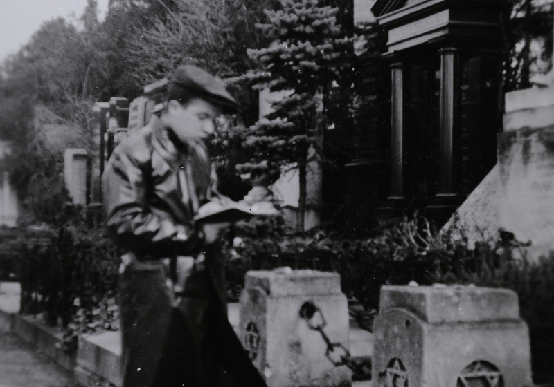 Leo-Yehuda Knesbach visiting the grave of Benjamin Ze'ev Herzl in the cemetery in Vienna, before his immigration to Eretz Israel (Mandatory Palestine)