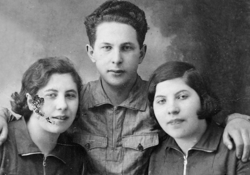 רבקה ברנשטיין (מימין) ואחיה בנציון והינדה. ילוק, ליטא, פברואר 1935