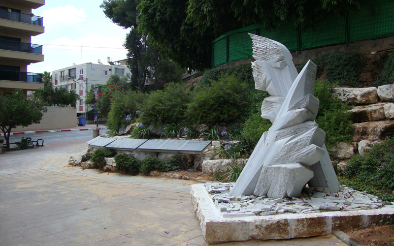 אנדרטה לזכר פרטיזנים יהודים שלחמו בנאצים, ועליה שמו של טוביה גרין
