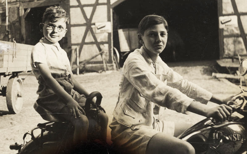 Elieser Joschkowitz (right) with the neighbors' son, Dorian Gottlieb (b. 1932).  Nordhausen, Germany, 1938