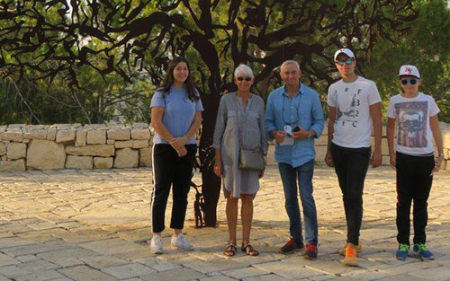 Jacques Liwerant, his wife and grandchildren Jeremy, William and Sasha, on a visit to Yad Vashem, November 2017