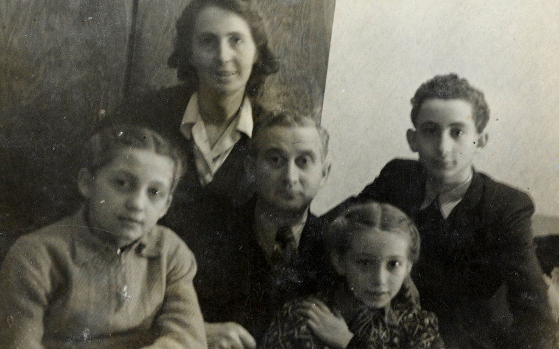 זולטן ואטל רוזנפלד עם בנם גיורגי, בתם ורה ואחייניתם אגנס (עם צמות). בודפשט, 1944
