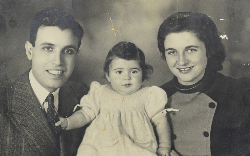 Carmen de pequeña, con sus padres, Claire-Clara y Moϊse-Moshé Sorias, Milán, Italia (1940)
