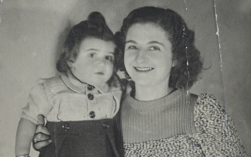 Carmen de pequeña, con su madre Claire-Clara Sorias