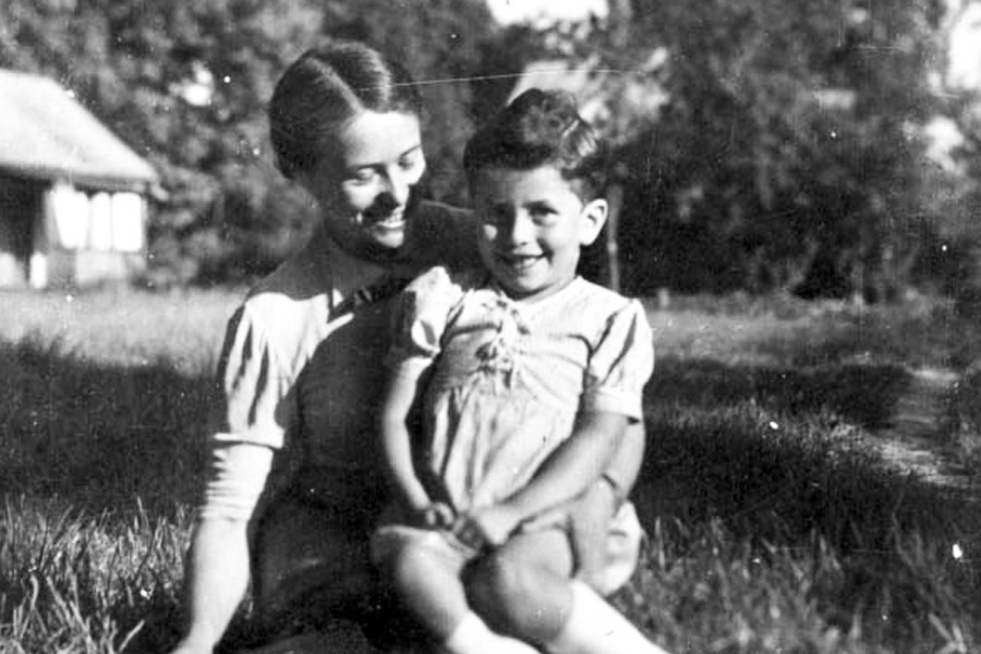 On the back of the photograph is inscribed: "To my second mother Rutka as a souvenir, Erika Springer&