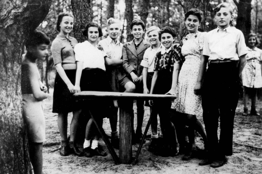 בוגרי בית הילדים ביער, ספטמבר 1945: מימין: יורק גלס (Yurek Glass), לימים בקיבוץ עמיר; תמרה בוכמן (Tamara Buchman), לימים בטורונטו, קנדה; אוה גולדברג, לימים ברמת ישי; רפאל יקובוביץ, לימים בגרמניה; ינק קרץ , ((Karcz, לימים בירושלים; יזי מורדכלס (Jesy  Mordcheles), לימים בפריס; נערה שזהותה לא ידועה; ויסיה בלום, לימים בירושלים