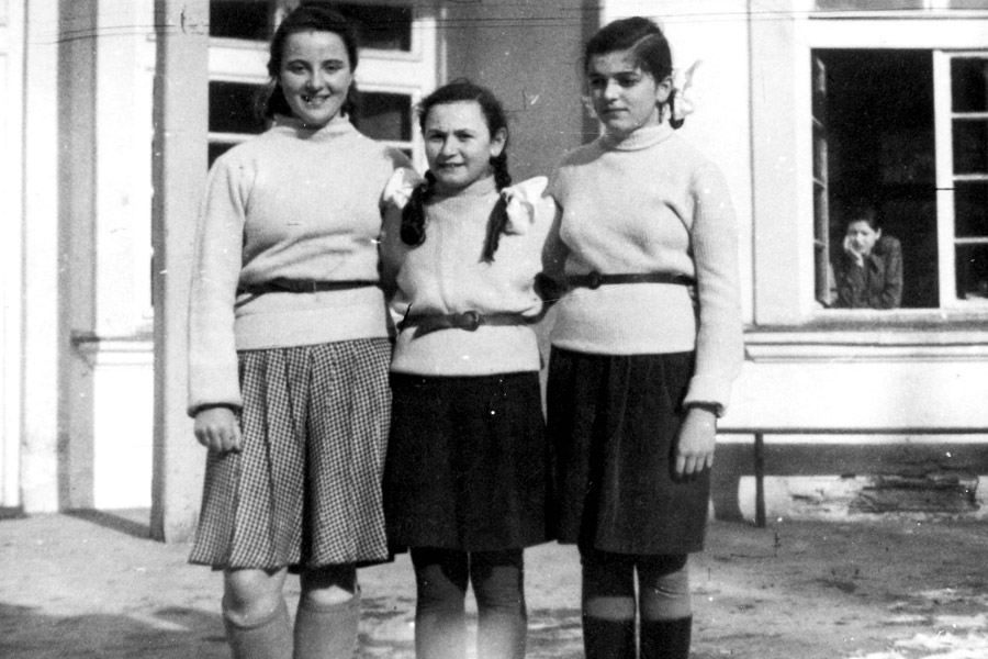 The older group of children in Otwock in the forest in September 1945