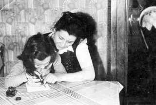 טוני ומרים בתמונה שצולמה בסוף 1942, לקראת חציית הגבול מצרפת לשוויץ.