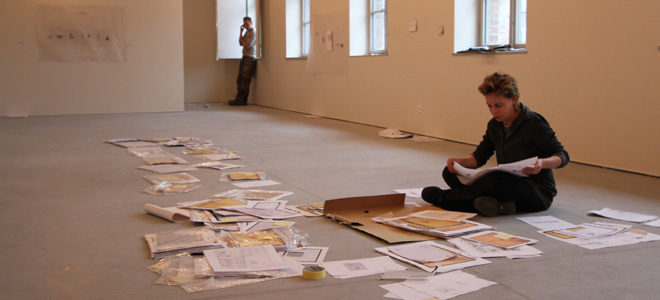 La artista Mijal Rovner revisó centenares de dibujos realizados por niños y los dividió por temas