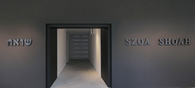 El vestíbulo de la exposición muestra la palabra Shoah y su definición en inglés, polaco y hebreo