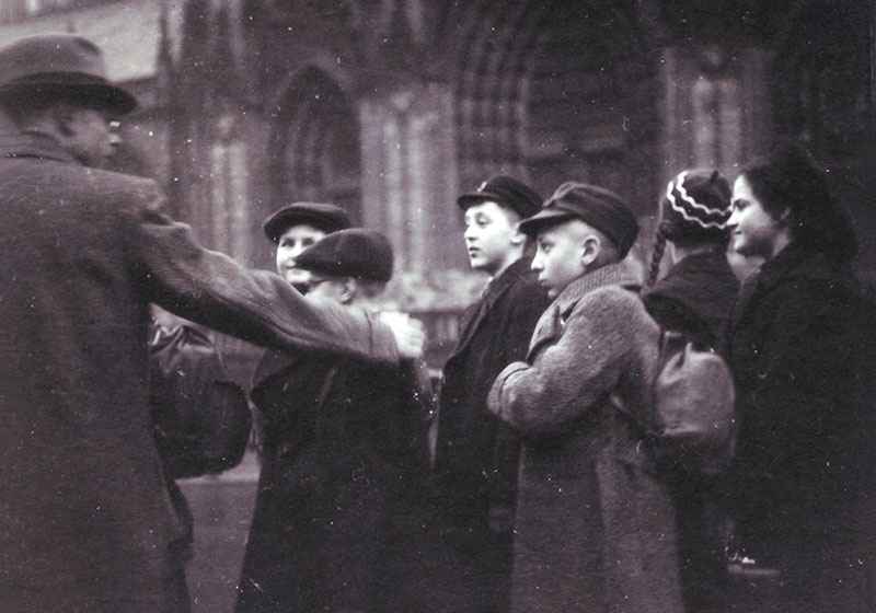 Dr. Erich Klibansky, headmaster of the "Yavne" Jewish gymnasium in Köln parting from his pupils. January 1939