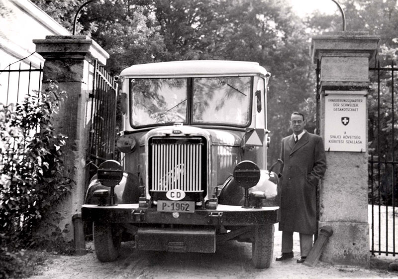 Carl Lutz next to the gate of the Swiss embassy in Budapest
