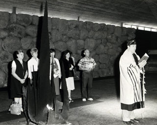טקס זיכרון באוהל יזכור, יד ושם, 25 באפריל 1983.
משמאל: לודביקה אברהמר ובתה אלינה.
