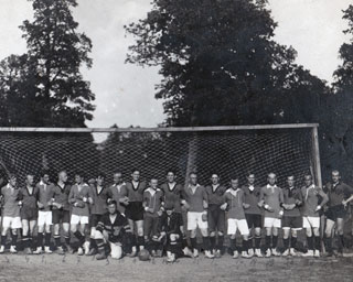 שלישי מימין - דניאליוס זילביציוס (1923).