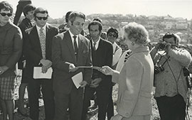 אות כבוד מוענק לז'ן דמן ביד ושם ב-31 בינואר 1971