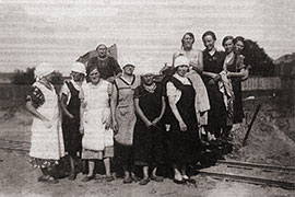 קרולינה יושצ'יקובסקה (שלישית משמאל)