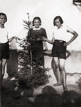 בתה של קרולינה, ברוניה (באמצע)