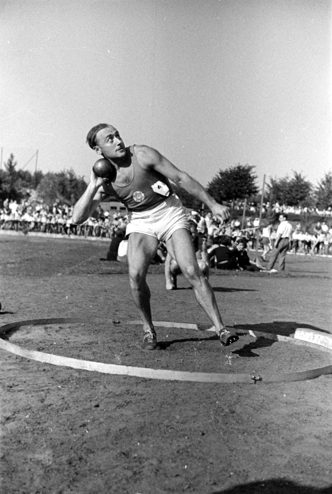 Berlin, Germany, 1937, the shot-put event at the "Bar-Kochba" international sports games with the participation of "Hakoach Vienna"