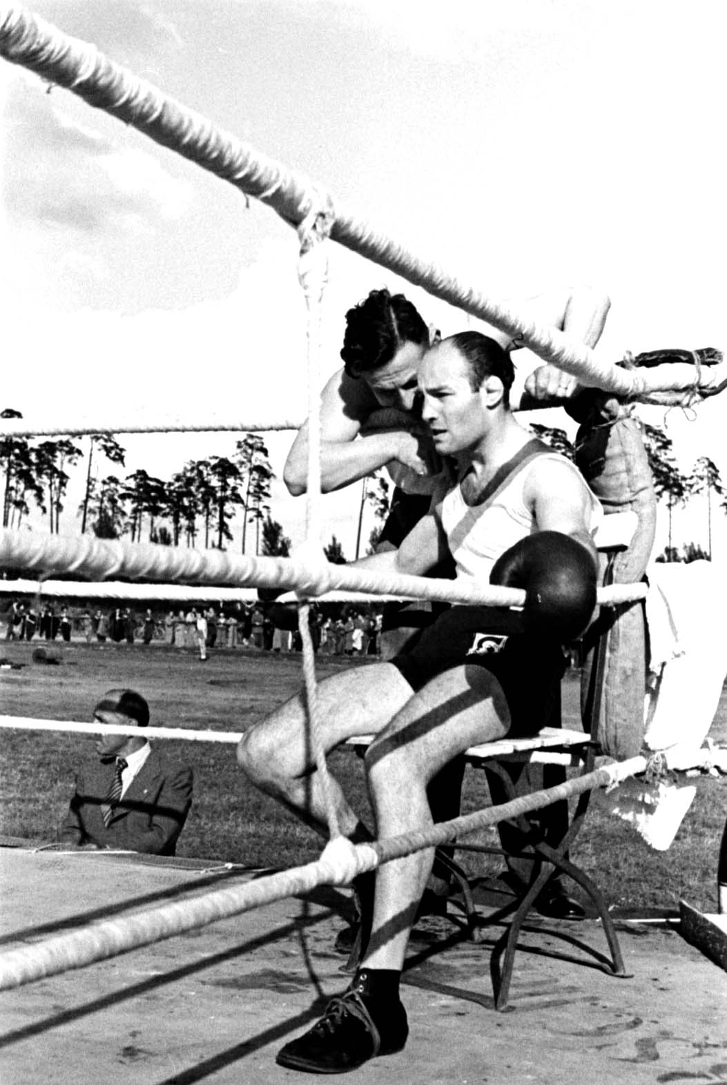 Berlin, Germany, Langmann from the "Reichsbund Juedischer Frontsoldaten" (Reich Union of Jewish Frontline Soldiers), preparing for a boxing match at the Maccabi Berlin International Sports Day