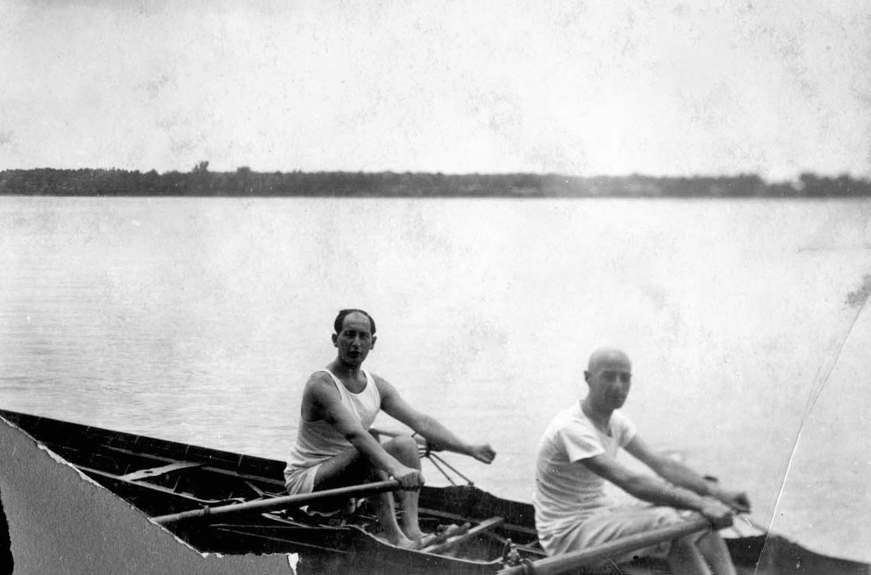 Erno Rado (izq.) y Kalman Ipoly remando en el río en Budapest, Hungría