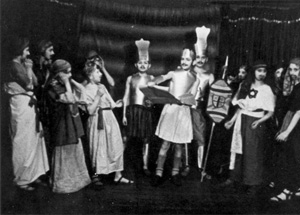 Alumnos de una escuela de Berlín en 1935, durante una presentación de Janucá