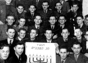 Fotografía grupal de una celebración de Janucá en el gueto de Lodz, Polonia, en 1943