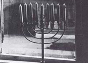 Rajel Posner, la esposa del rabino Dr. Akiva Posner, tomó esta foto desde el interior de su apartamento en Janucá de 1931