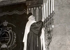 Ceremonia de encendido de luminarias de Janucá en una sinagoga de Fráncfort, Alemania, 1936