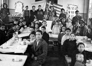 Celebración de Janucá en Tesalónica, Grecia, en honor de los niños que sobrevivieron el Holocausto