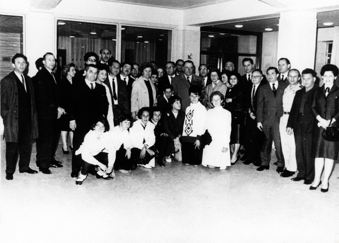 Ludwig Wörl lors d'une réception organisée en son honneur en Israël en 1965. Wörl est debout à côté du pilier marqué d'un 'X'