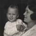 Heinz Lichtwitz im Alter von einem Jahr zusammen mit seiner Mutter Ilse. Die Aufnahme stammt aus einem Fotoalbum, das die Eltern bei Heinz' Geburt angelegt hatten. Ilse Lichtwitz starb 1937.