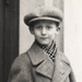Im Alter von 6 Jahren wird Heinz Lichtwitz mit einem Kindertransport nach England geschickt. Auf der Seite des Fotoalbums steht neben dem Bild: „Abschied. 6 ¾ Jahre." Es ist das letzte Bild, das Max Lichtwitz von seinem Sohn machte (Februar 1939).