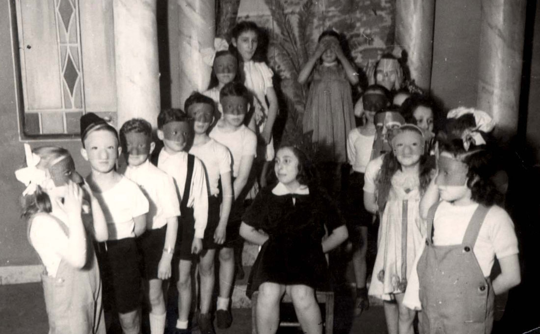 Niños disfrazados para una fiesta de Purim en el campo de desplazados de Zeilsheim, Alemania