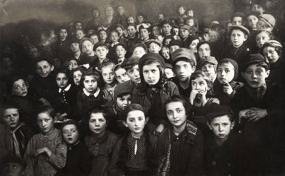 Niños del gueto de Lodz en una celebración de Purim. El gueto fue sellado oficialmente en mayo de 1940