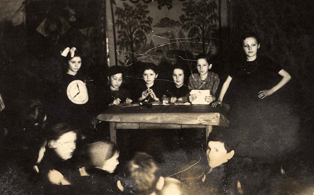 Niños del gueto de Wieliczka, Polonia, en una actuación alusiva a Purim en 1942