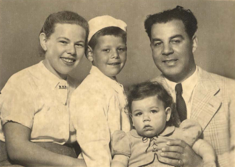 Herta y Pinhas Goldman con su primer hijo Mordechai y su hija Shoshanah, Israel, 1957
