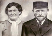 Yonas (Yonatan) and Blima (née Neufeld) Gelband. The couple lived in Woblrom, and then Bendin, and were incarcerated in the Bendin ghetto. They perished in Auschwitz