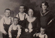 וולברום 1932/1933. רבקה קנר (לבית כהן) במרכז עם ילדיה לייזר, ישראל, יענקלה והנרי. אתם מצולמת מאניה ביבר, אחייניתה של רבקה. רבקה קנר בהריון עם בתה הצעירה הינדלה. כל המצולמים למעט ישראל קנר ומאניה ביבר נספו בשואה.