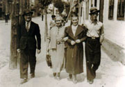 וולברום, 1935-6. יהודה, חיים ומאניה ביבר, ילדיה של שרה ביבר (לבית כהן) עם דודתם חווה צ'אפניק (לבית כהן) שהגיעה לביקור מארץ ישראל. מאניה ביבר נספתה. משמאל לימין: חיים ביבר, חווה צ'אפניק, מאניה ביבר, יהודה ביבר