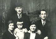 משפחת שטורכן. וולברום , תחילת שנות ה-30. עומד משמאל אהרון שטורכן, שורה אמצעית משמאל יושבת אשתו של אהרון- שיינדלה שטורכן, בתם רוייזלה, ומימין הסבתא סורלה שטורכן. בשורה תחתונה יושבים מימין מוישלה ויצחק - ילדים של אהרון ושיינדלה. ההורים ובתם רוייזלה נספו