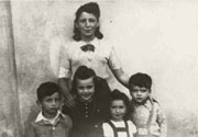 וולברום, 1940. גב' ספלבינסקי (לא ידוע שמה - רעייתו של אלכס ספלבינסקי) עם: