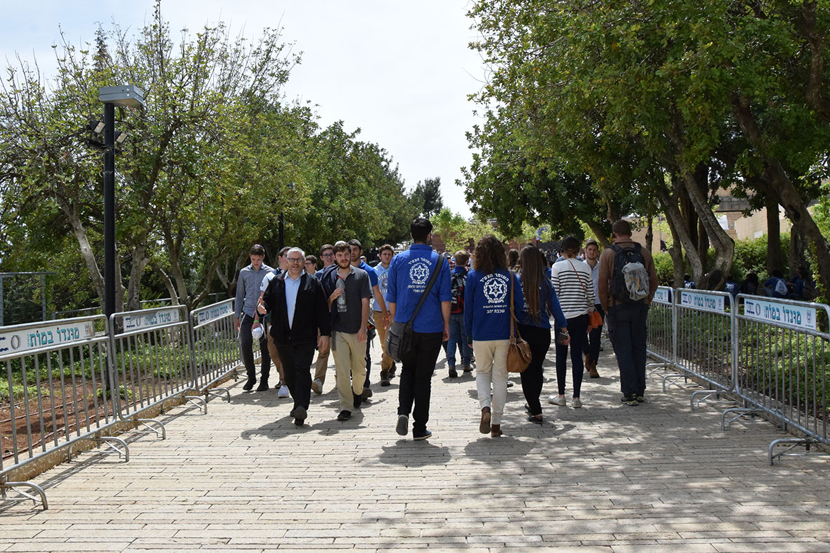 מביטים אל העבר - יום הזיכרון לשואה ולגבורה ביד ושםm
