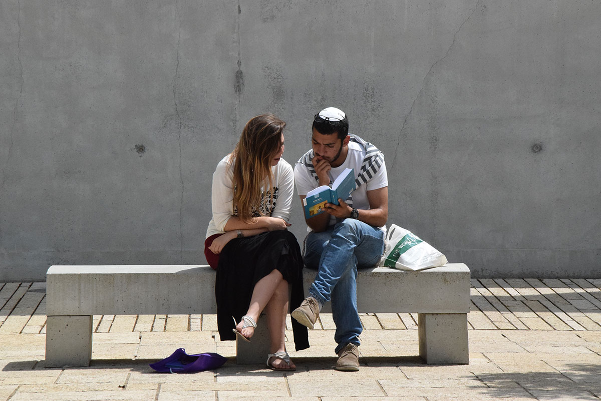 מביטים אל העבר - יום הזיכרון לשואה ולגבורה ביד ושםm