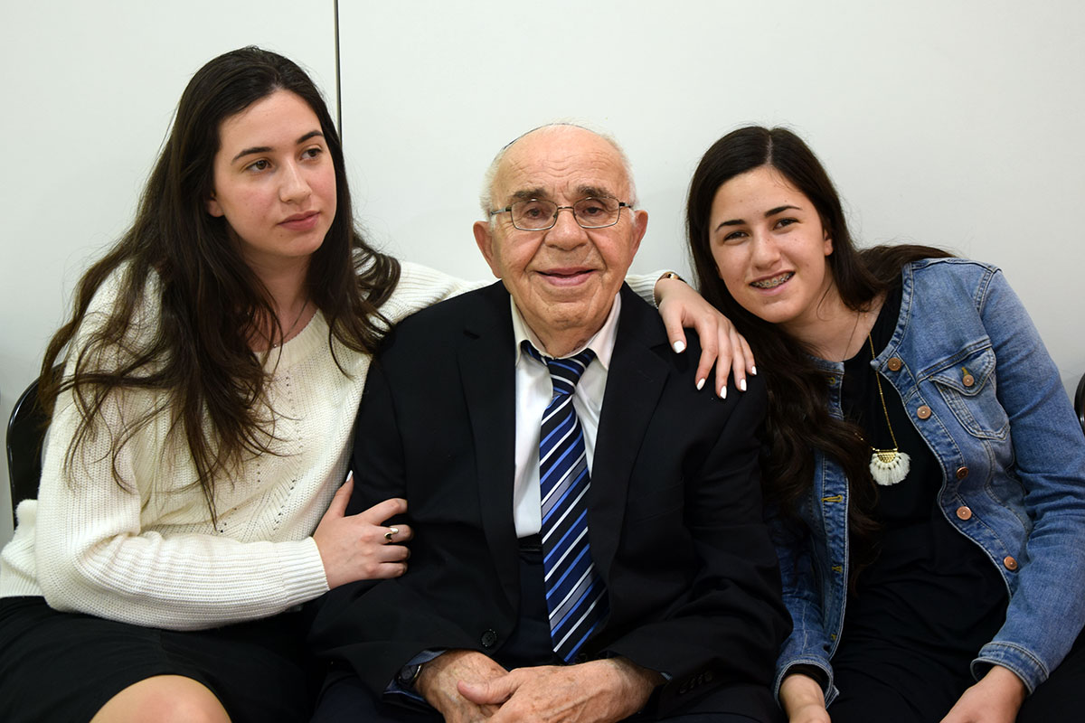 מביטים אל העבר - יום הזיכרון לשואה ולגבורה ביד ושםm