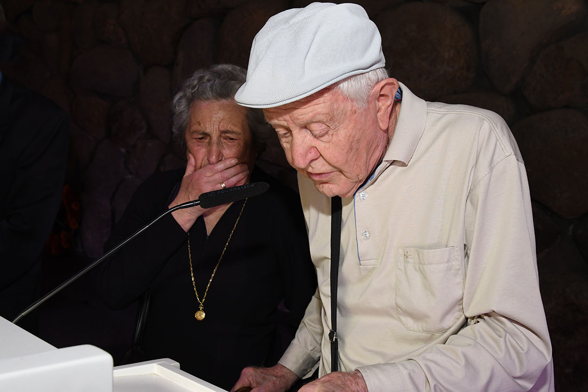 מביטים אל העבר - יום הזיכרון לשואה ולגבורה ביד ושםm