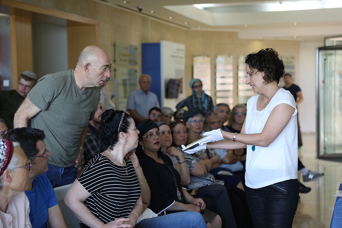 מביטים אל העבר - יום הזיכרון לשואה ולגבורה ביד ושםm