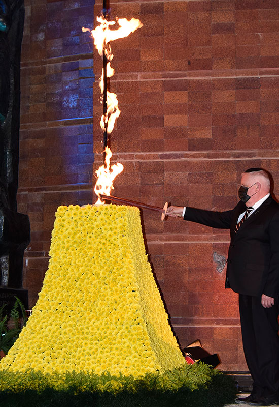 Ronen Plot, président par intérim du Comité directeur de Yad Vashem, allume le flambeau de la mémoire au début de la cérémonie