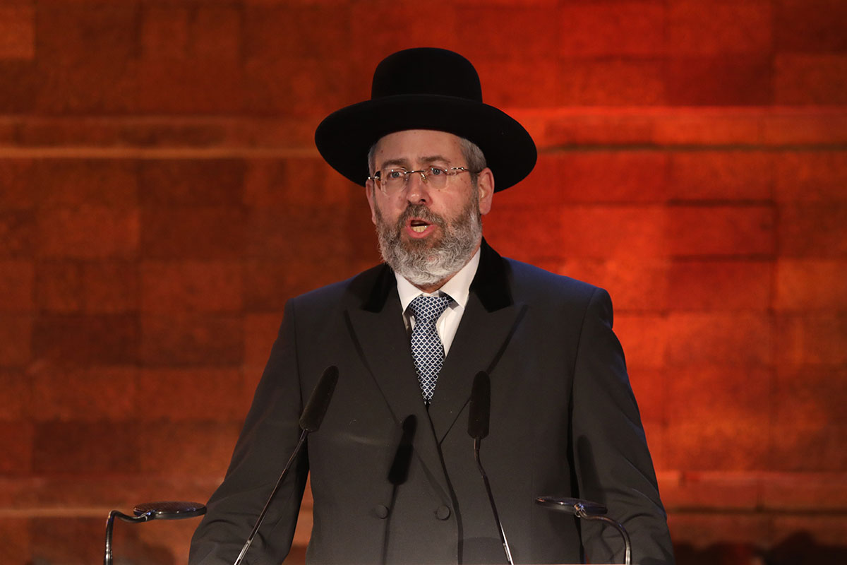 Le grand rabbin d'Israël David Lau récitant des psaumes